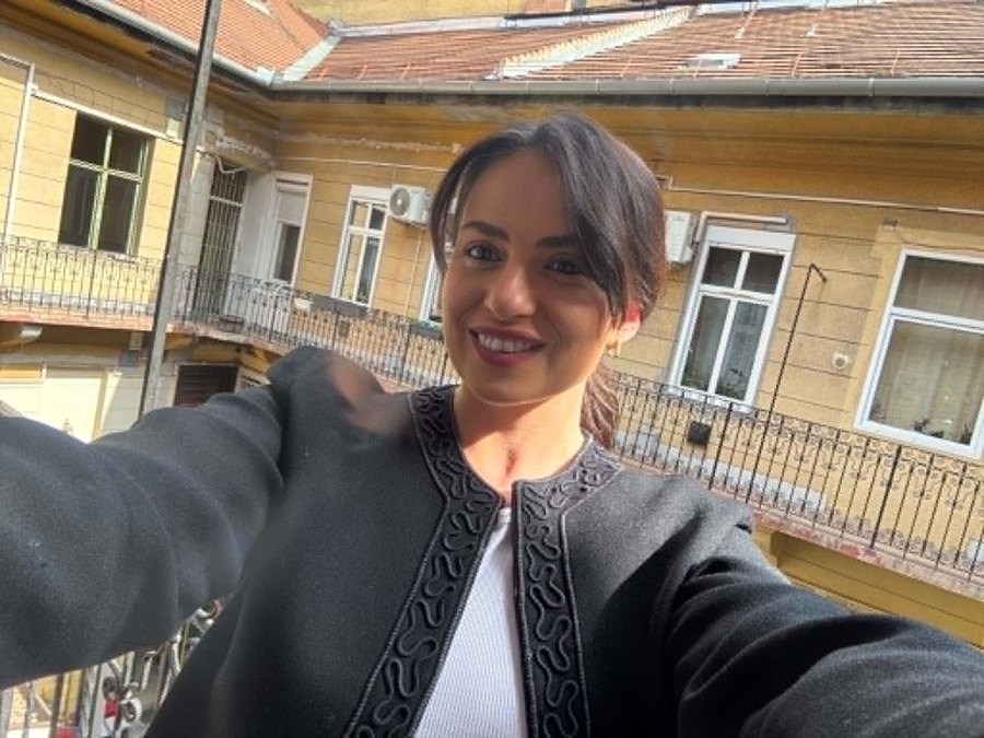 Sophie Haaland Matláry i en gårdsplass i Budapest