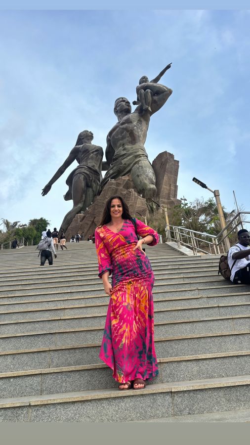 Sophie Haaland Matláry foran Den afrikanske renessansens monument i Dakar