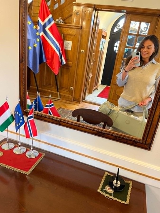 Det ungarske, det europeiske og det norske flagget side om side på et bord